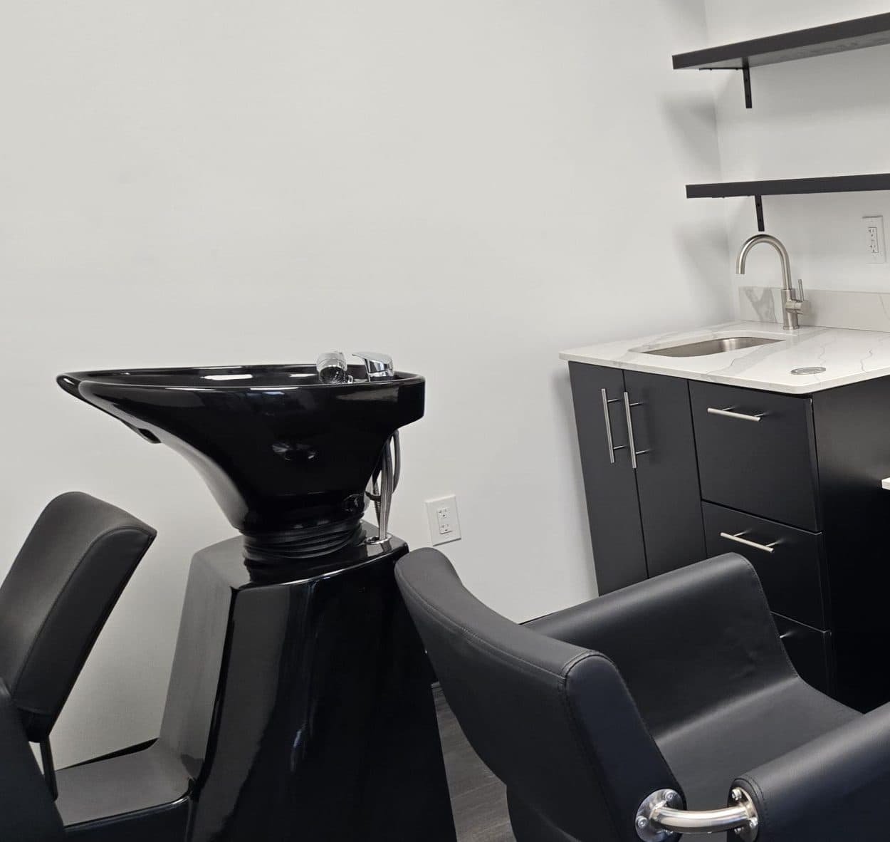 Free-Standing Shampoo Bowl and Comfortable Styling Chair